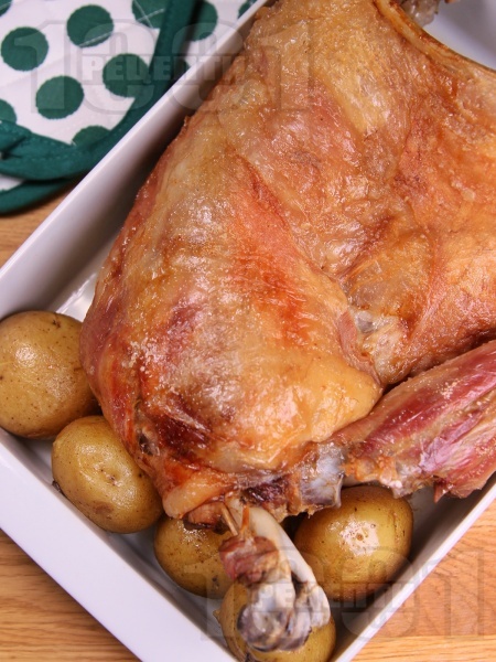 Бавно печена агнешка плешка на фурна с картофи и чесън за Великден или Гергьовден  - снимка на рецептата